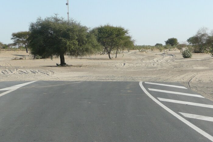 Mit Sand bedeckte Straße im Tschad