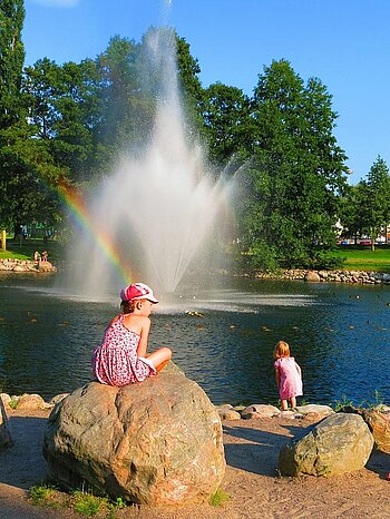 Zwei finnische Mädchen im Park