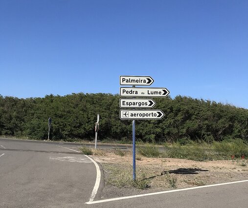Schild auf Portugiesisch auf der Insel Sal, Kap Verde