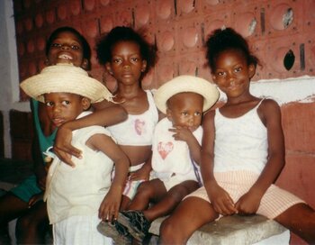 Garifuna-Kinder in Livingstone, Guatemala