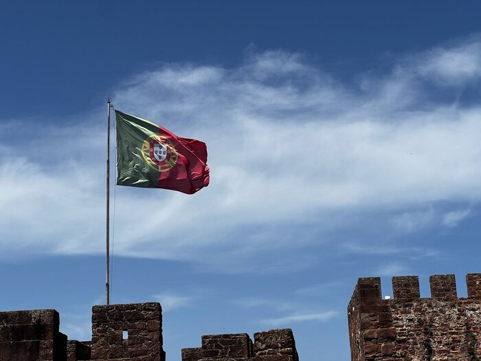 Burg in Silves mit Flagge von Portugal Silves (Portugal)