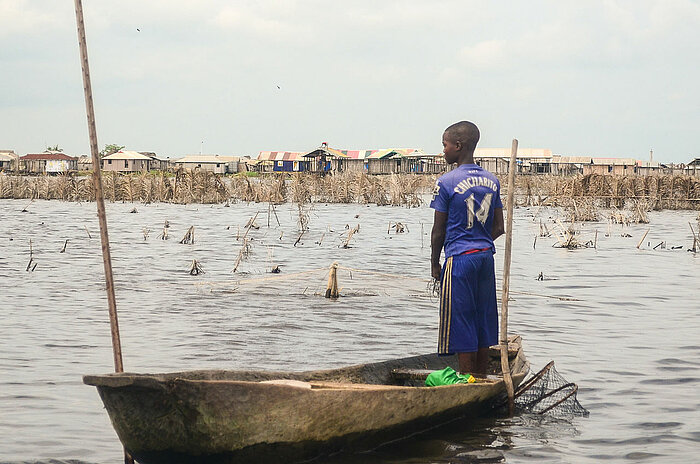 Junger Fischer in Ganvié in Benin