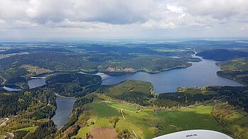 Die größte Talsperre Sachsens schlängelt sich durch die Landschaft.