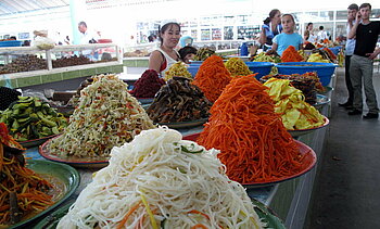 Verkauf von Salaten auf einem turkmenischen Basar