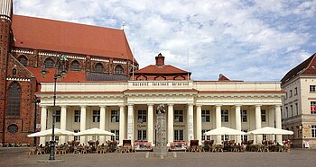 Neues Gebäude am Marktplatz von Schwerin