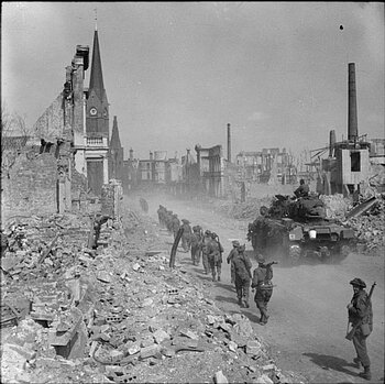 Britische Truppen marschieren 1945 durch das zerstörte Bremen