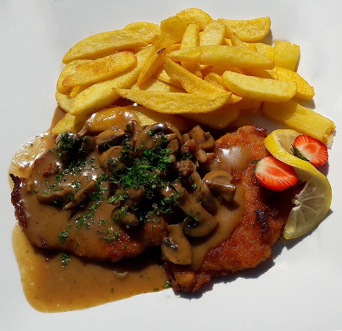 Essen aus Deutschland: Jägerschnitzel mit Pommes