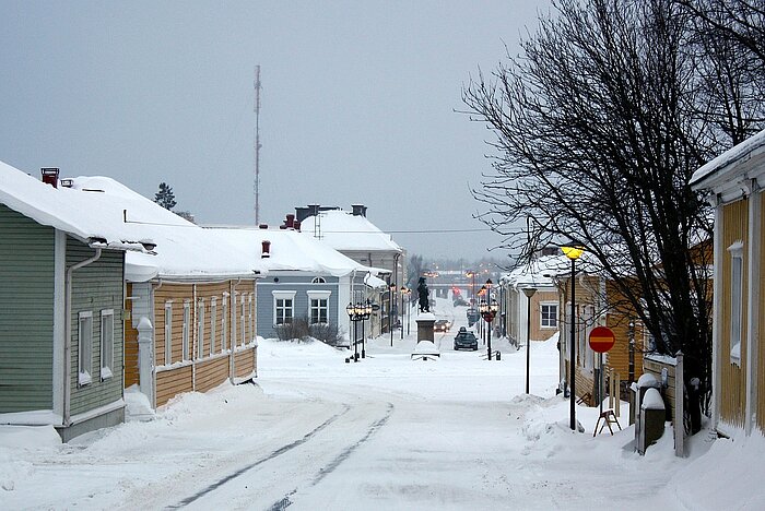 Verschneite Straße in Raahe