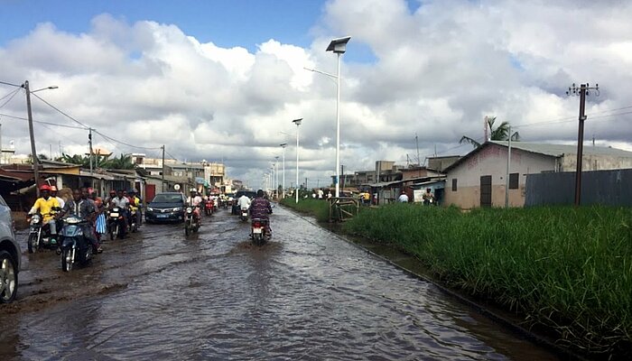 Straße in Cotonou nach dem Regen