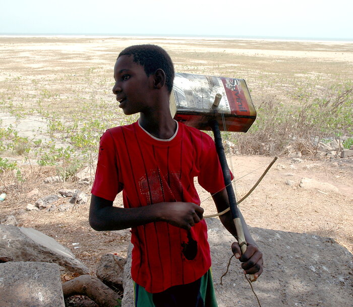 Junge mit Instrument in Gambia