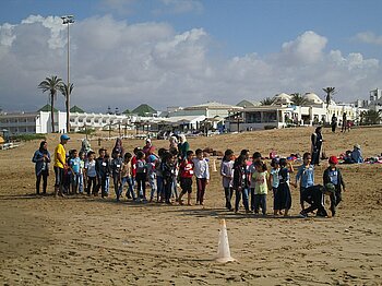 Schulkinder in Marokko am Strand