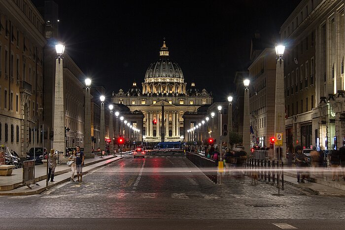 Zufahrtsstraße zum Petersdom bei Nacht