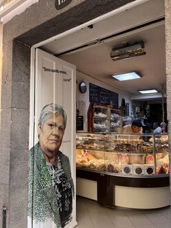 Funchal-Altstadt: bunte Tür einer Bäckerei