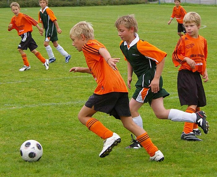 Jungen beim Fußball in Österreich