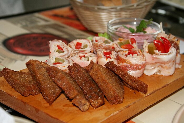 Schwarzbrot mit aufgerolltem Salo