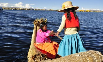 Rudernd zur Schule über den Titicacasee