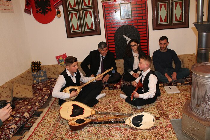 Diese Jungen machen in der Stadt Malisheva zusammen Musik. Sie spielen die Ҫiftelia.