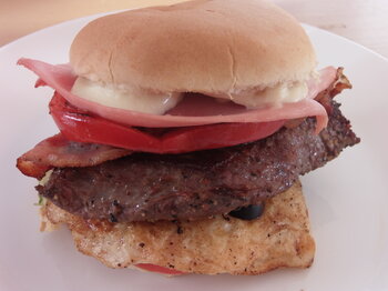 Chivito Burger aus Uruguay