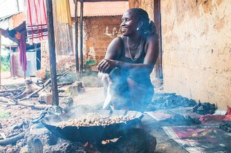 Essen in Guinea-Bissau: Zubereitung von Erdnüssen
