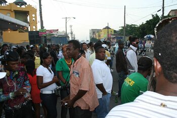 Menschen in den Straßen von Kingston