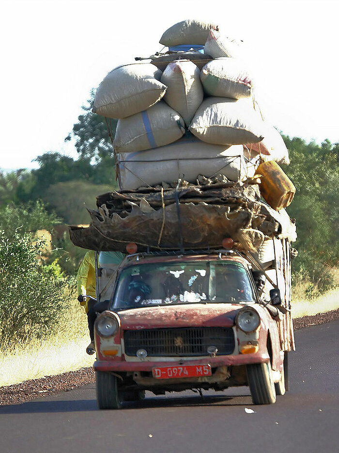 Hoch beladenes Auto in Mali