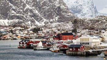 Schnee auf den Lofoten Reine auf Moskenesøy auf den Lofoten im Winter
