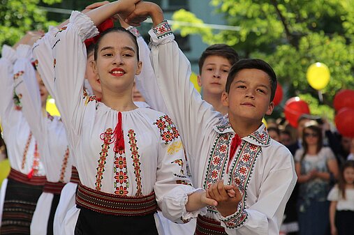 Kinder in der Republik Moldau in Tracht