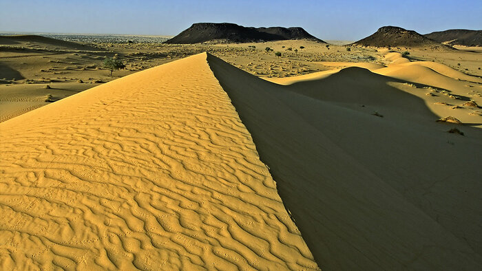 Sanddünen und Felsinseln im Termit-Massiv in Niger