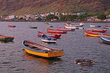 Fischerboote im Hafen von Tarrafal, São Nicolau (Kap Verde)