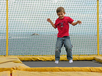 Spanischer Junge auf einem Trampolin