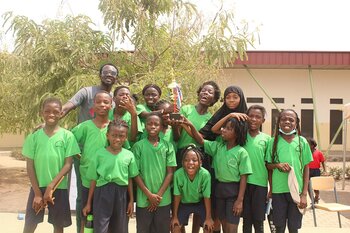 Schülergruppe aus Ghana mit Pokal Ghanaische Schüler mit Pokal