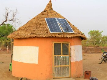 Solarenergie an einem Haus in Afrika (Ghana)