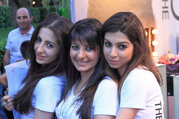 Einwohner Armeniens: Moderne Frauen in Eriwan