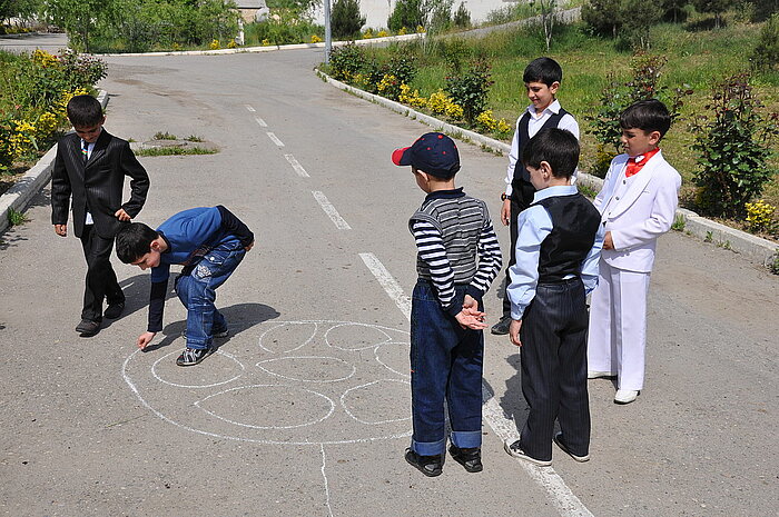 Kinder spielen in Aserbaidschan