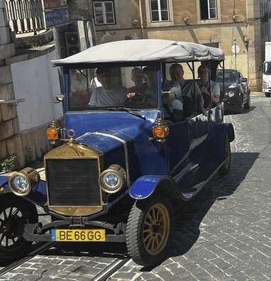 Touristen in Lissabon in Oldtimern