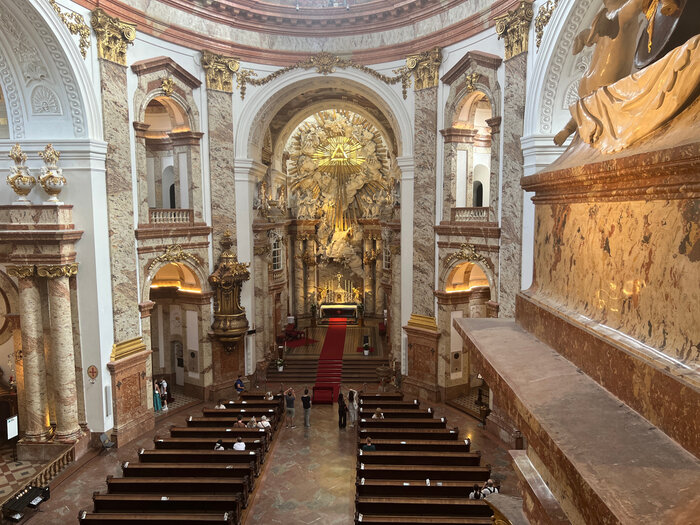 Innenraum der Karlskirche in Wien