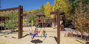 Kinder in den USA auf einem Spielplatz in Colarado