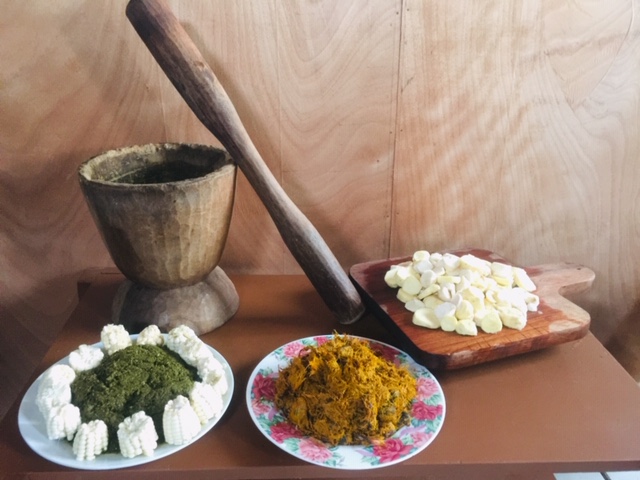 Maniokblätter mit Palmöl in Gabun Essen in Gabun: Maniok