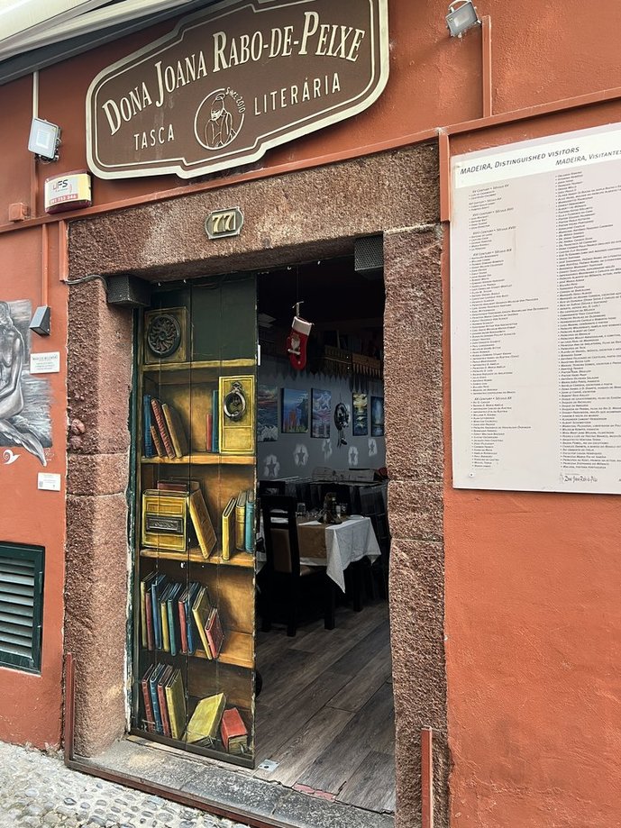 Haustür in Funchal mit abgebildeten Büchern
