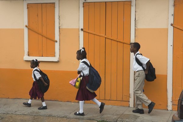 Kinder auf dem Schulweg auf der Insel Carriacou